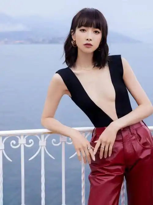 照片发布后,不少网友表示宋茜的穿搭过于大胆,国内球迷无法欣赏如此