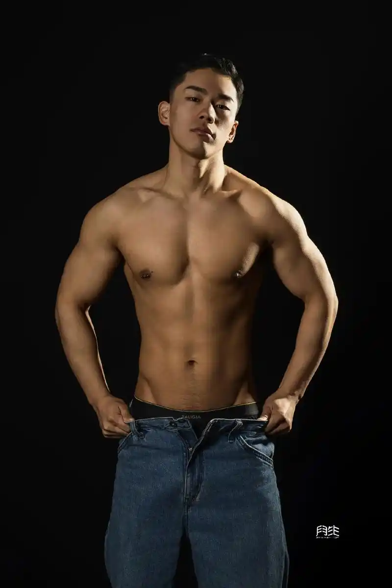 黑皮体育生的超绝人鱼线条.#健身模特 #体育生 #腹肌 #时 - 抖音