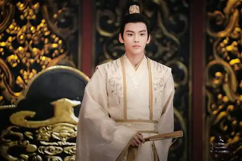 4月20日,由毕雯珺,厉嘉琪领衔主演的古装励志轻喜剧《小女霓裳》正式