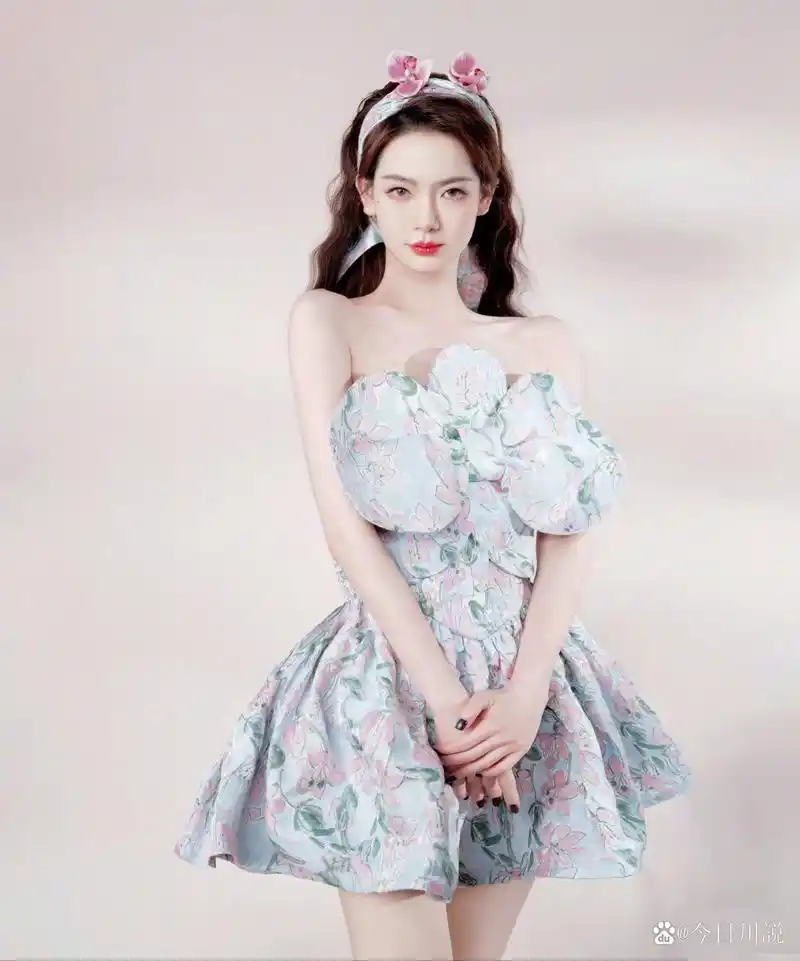 戚薇身穿印花抹胸连衣裙,如云似水的温柔在每一寸面料间流淌.
