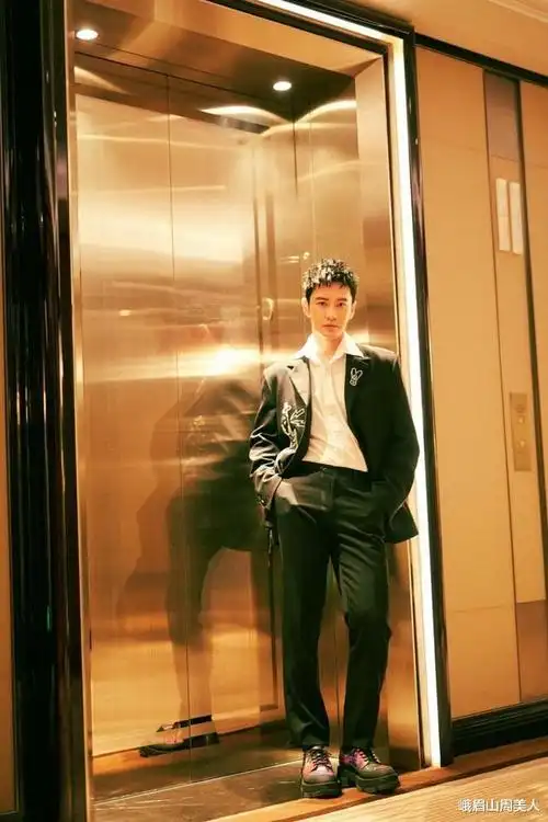 42岁黄晓明减肥成功,登杂志身材超有型,衣品开挂帅到认不出来