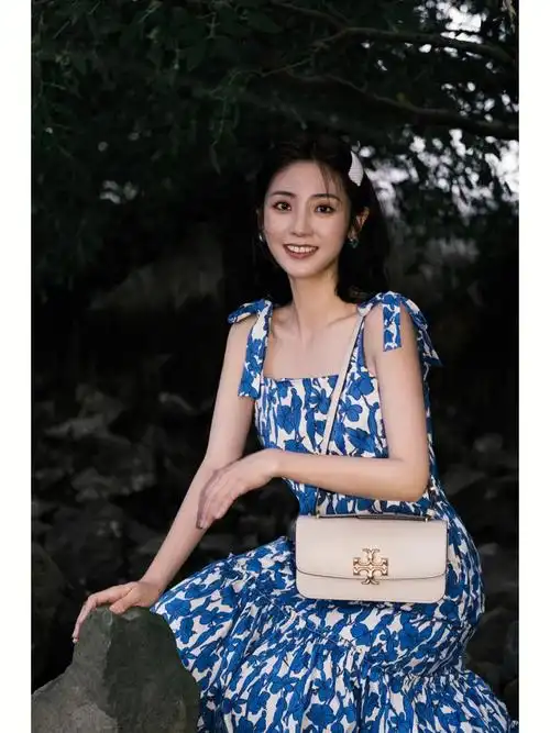 演员 @邢菲_ 身穿 #toryburch2022春夏系列 # 裙装出镜,蓝白花卉点缀