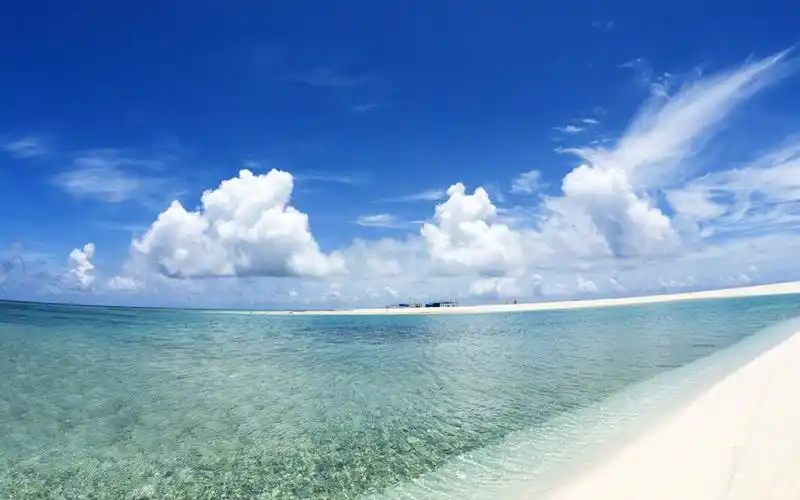 清澈的蓝色海水图片电脑壁纸