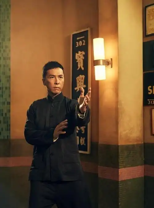 甄子丹少年入行迟,至中年扬名,何以蜕变国际功夫巨星