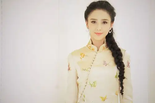 丫丫的皮肤也是白到发光,这身复古的造型,佟丽娅还佩戴了一条珍珠项链