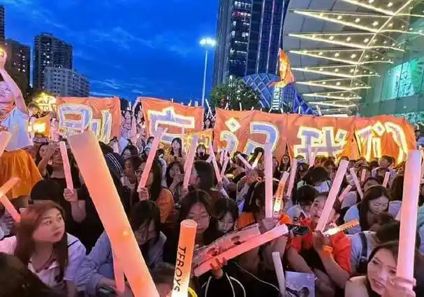 tfboys演唱会线下应援大比拼谁家粉丝排场大饭圈乱象该如何治