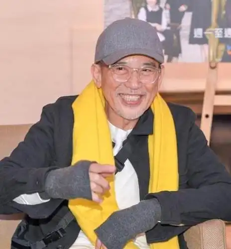 73岁秦汉近照曝光打扮时尚帅气依旧