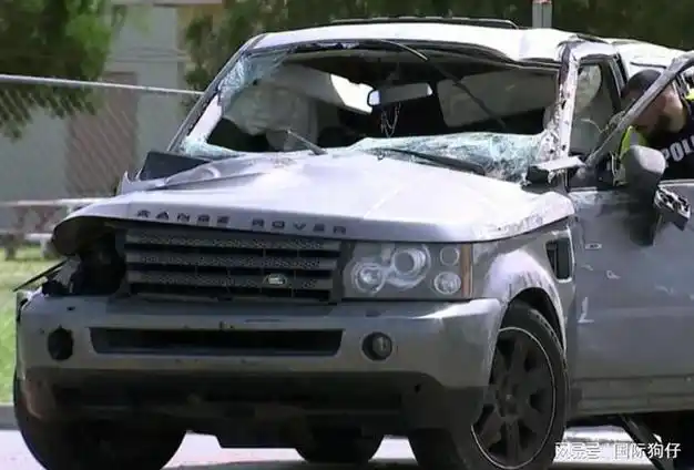 路虎闯红灯后冲向公交车站造成13人死伤尸体躺一地