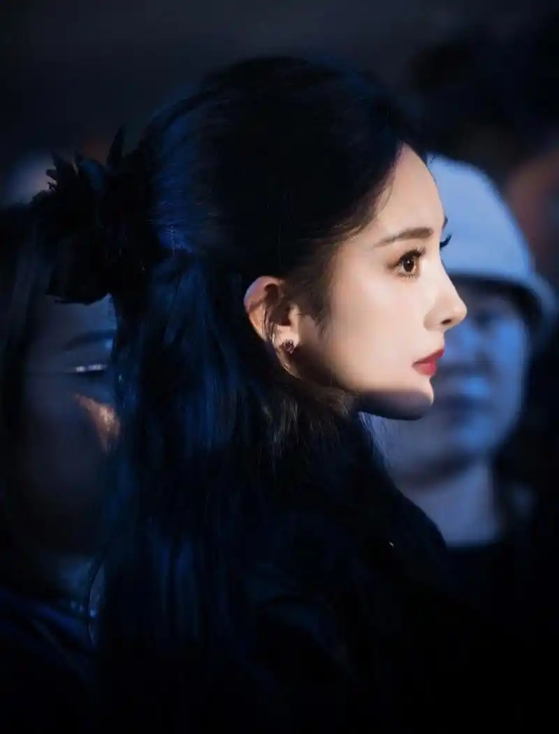 杨幂的侧颜好绝,线条流畅,柔美又带着几分高冷,十分精致的五官在侧脸