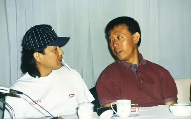 姜文周韵一家最新同框照俩儿子罕露正面身高惊人长相都随爸