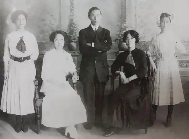 袁世凯喝醉后强行将儿媳妇推倒第二天定下个规矩儿媳妇笑了