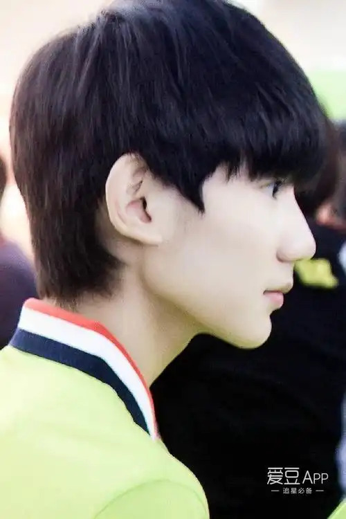 不知道粉丝们有没有注意过源源的鬓角,从小到大一直保持着锅盖头的源