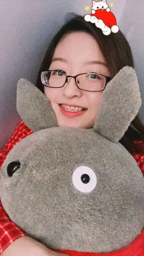 近视一千度,眼镜往下拉一点,不然显得眼睛很小