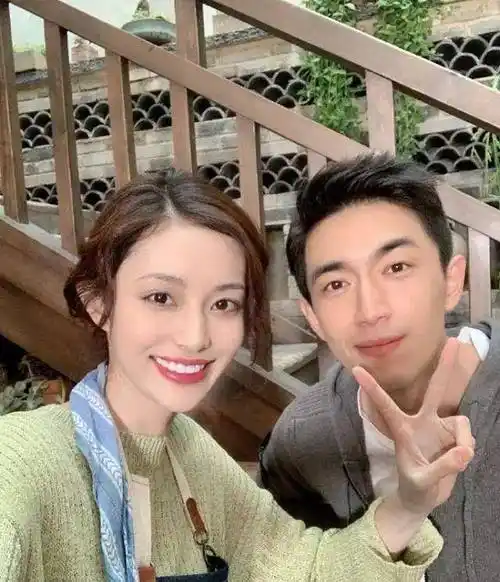 刚被"抛弃"又找到新恋情,两人同时抵达机场秀恩爱_林更新_官宣_新剧