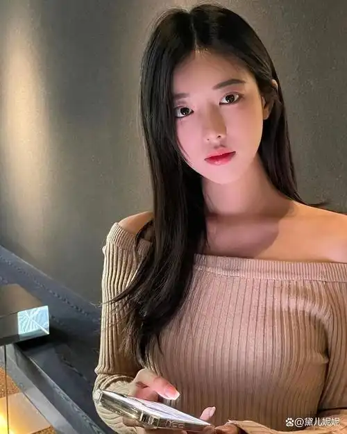 长相甜美的模特美女,拥有一双傲人的大长腿,真的好羡慕