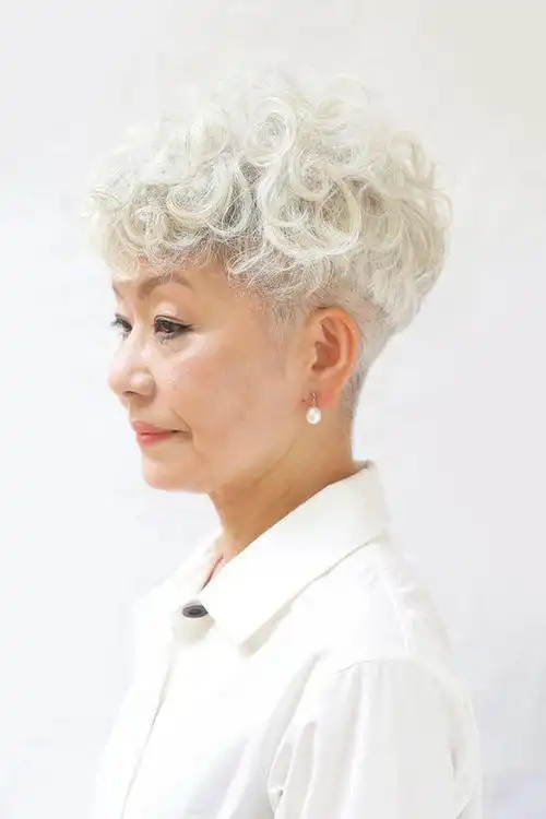 在烫发时,要注意控制温度和时间,避免对头发造成损伤.