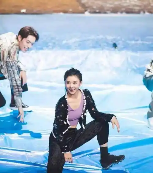 35岁李小萌大秀身材,惊艳全场_圆脸_牛仔裤_劣势