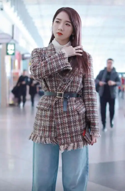 孟美岐认真起来有多美穿格纹西装配牛仔阔腿裤轻松美出国际范