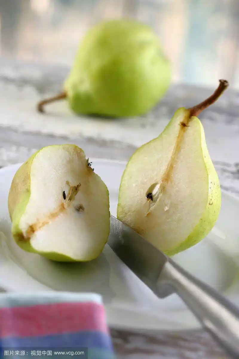 梨切成两半