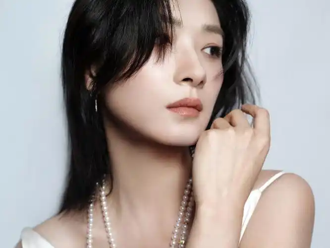 看了万茜微博分享的活动大片,白色长裙,锁骨发型,无不透露着优雅!