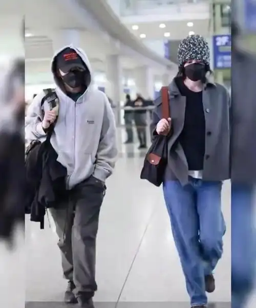 王菲谢霆锋日本度假回国眼神拉丝悄悄话说不停大方给粉丝签名