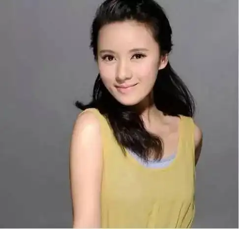 07年,正在中戏读书的陈晓与安徽老乡,歌手许嵩的表妹余征瑶相恋,期间