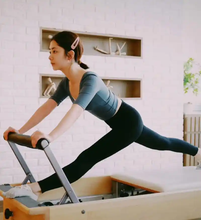 谭松韵为新工作提前健身锻炼,素颜把短发扎成小辫子,文静又减龄,她