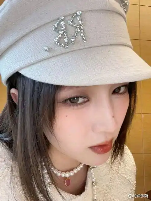 知名自媒体博主孟佳在个人社交账号上晒出了一组令人惊艳的自拍照