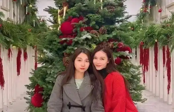 杨颖闺蜜晒圣诞大合照,吴千语打入香港富婆圈,杨颖忙着带娃