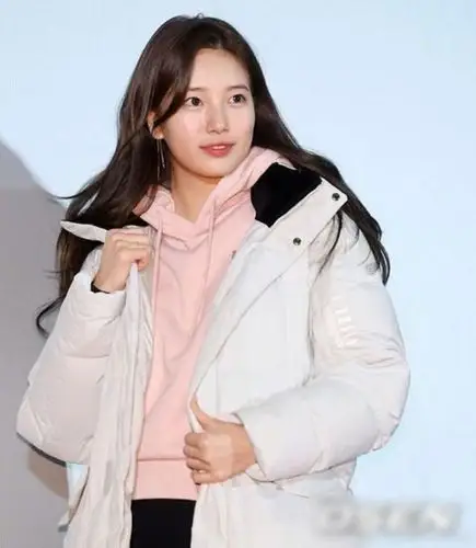 今冬最火搭配!裴秀智羽绒服配针织裙,烂大街穿法也能美得脱俗