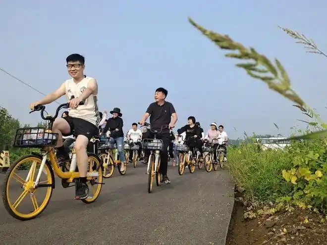 真热闹平谷上百辆共享单车骑行泃河岸边