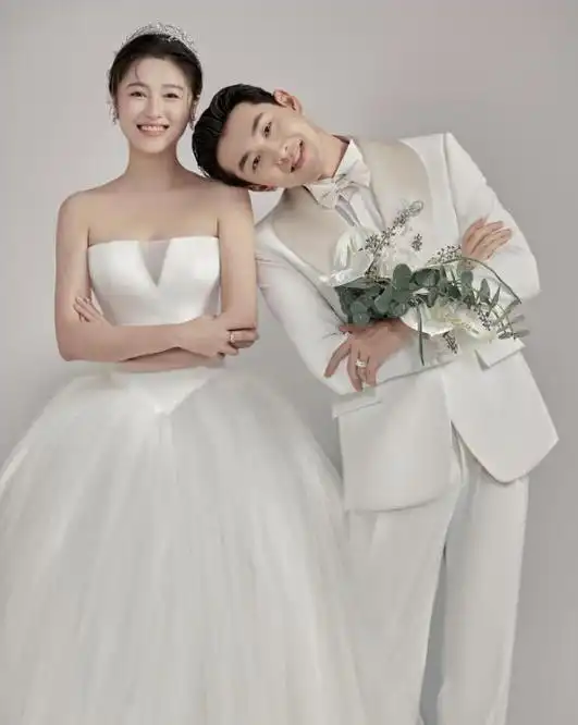 8月8日,王彦霖与老婆艾佳妮婚纱大片曝光,据艾佳妮透露,这组婚纱照是