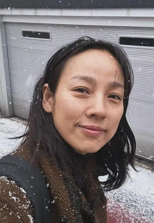 44岁李孝利晒素颜照未经修饰展露岁月痕迹获赞