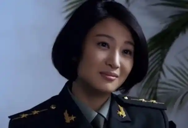 她搭档吴京走红,被称为"最美军花",脱下军装后惊艳众人