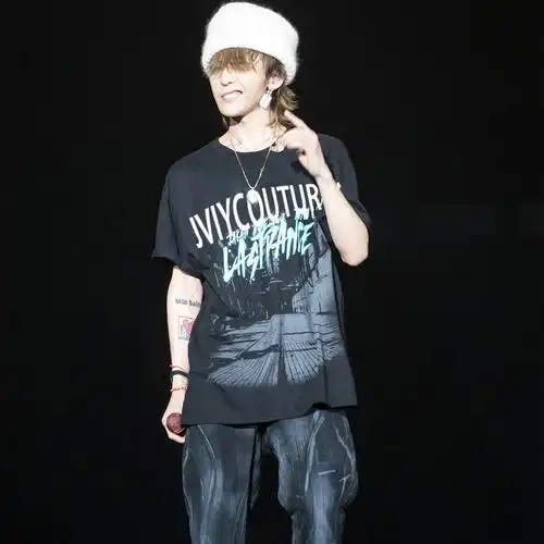 共130 件权志龙演唱会同款t恤相关商品