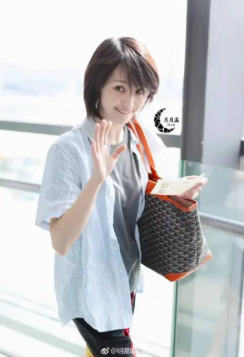 郑爽素颜现身机场,全程捂着嘴巴,真相令人心疼!