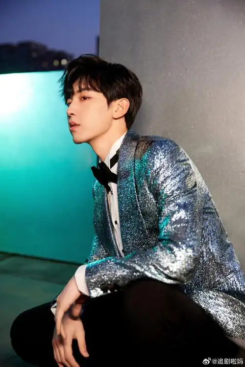 郭俊辰解锁新色系西装##郭俊辰蓝色星河西装