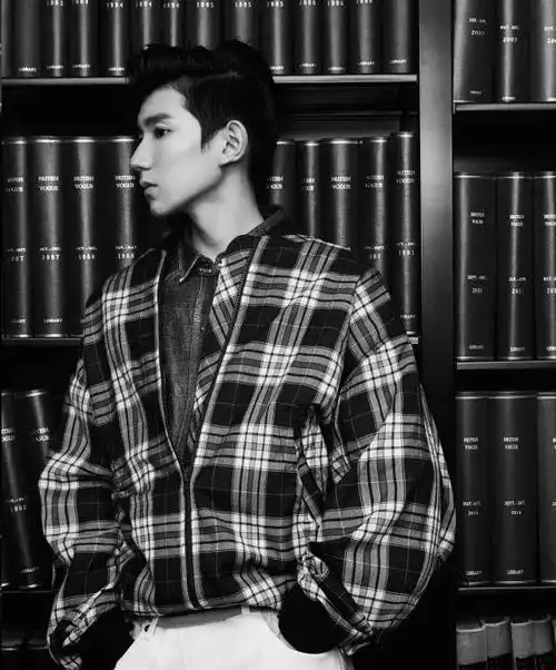 简介:王源时尚杂志大片花絮黑白写真图片,分享一组王源图片给大家,图