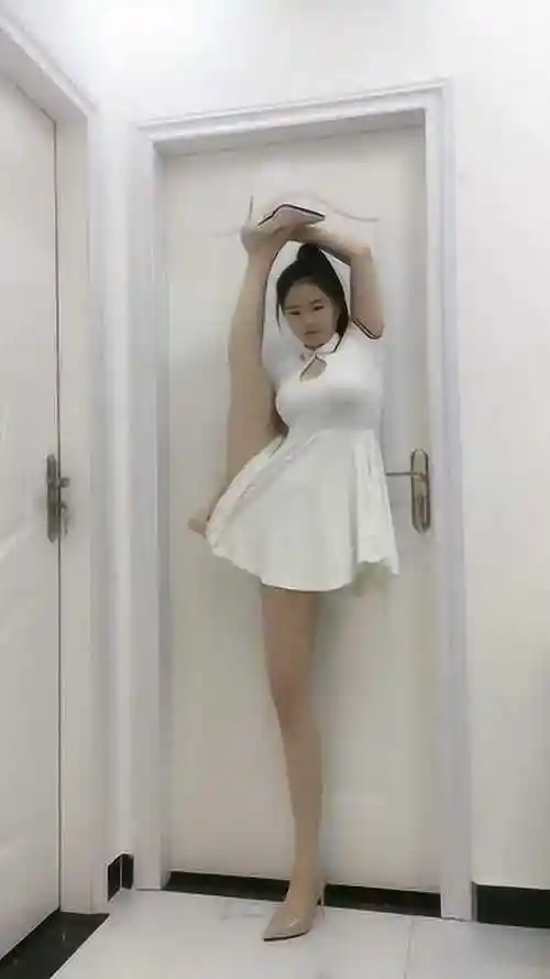 一字马还可以这样秀美女真是有才华