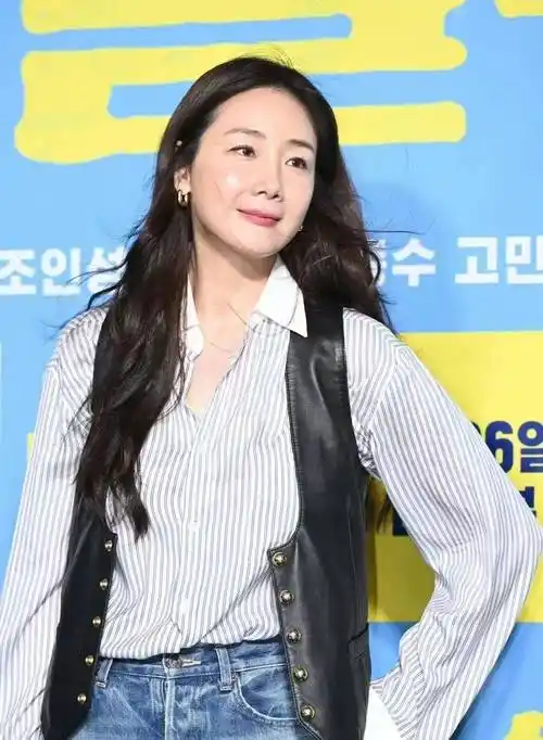 崔智友久违站台,生娃后脸过分紧绷不自然,穿马甲扮酷像人形立牌_造型