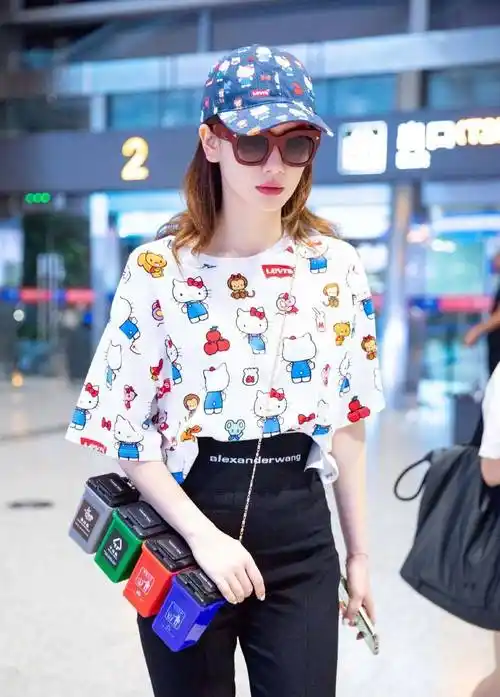 当戚薇没有"百万修图师",穿荧光绿外套配包臀裙,这腿才够真实_身材