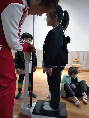测量身高体重,关注幼儿健康