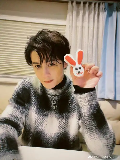 大帅哥这保暖到位了,裹得严严实实,完全不觉得冷#檀健次青岛夜市随拍