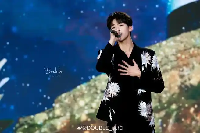 我镜头下的何洛洛《茉莉花》舞台摄影:@double_大伯出镜:@何洛洛_ning