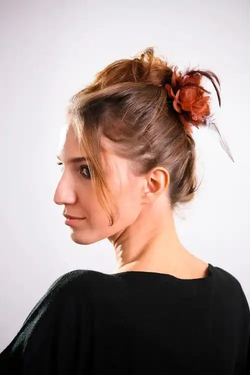 夏季来临,清凉爽快的扎发发型成为女生们的首选.