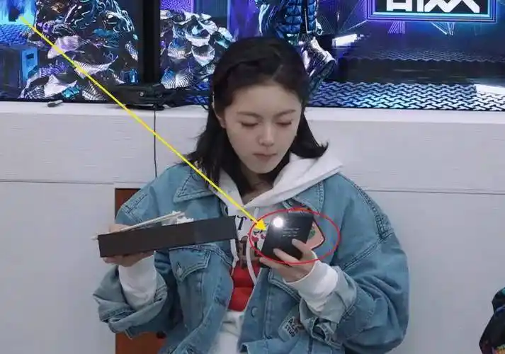 原创有种手机壳叫赵今麦的手机壳看清图案后网友炸锅你才17岁