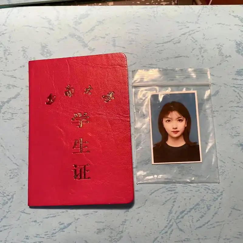 一寸照 #学生证 桌上还留着过去的照片 - 抖音