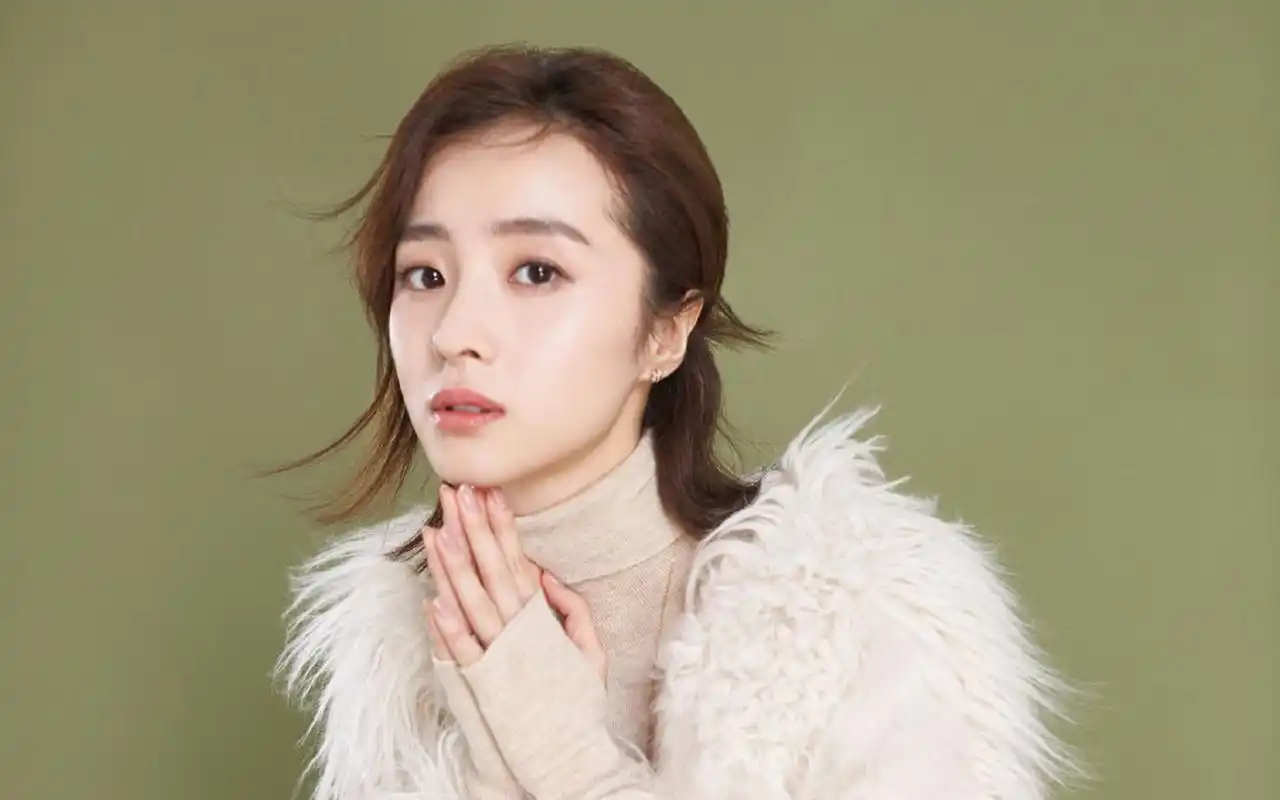 胡冰卿清新优雅时尚写真图片桌面壁纸