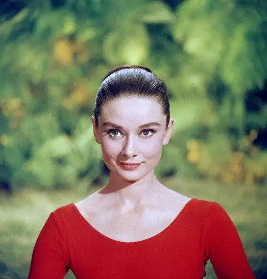 1958年拍摄《翠谷香魂》(green mansions)时,奥黛丽·赫本(audrey