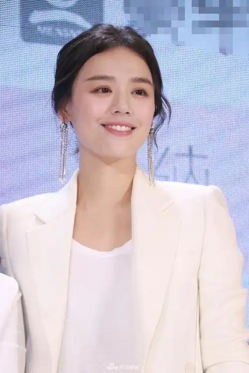 组图马思纯出席活动笑容大方气质优雅网友赞温暖纯净